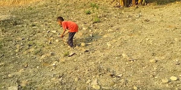 Cau be 8 tuoi don coi trong can nha hoang va cau chuyen co tich mang ten tinh ngươi