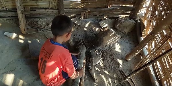 Cau be 8 tuoi don coi trong can nha hoang va cau chuyen co tich mang ten tinh ngươi