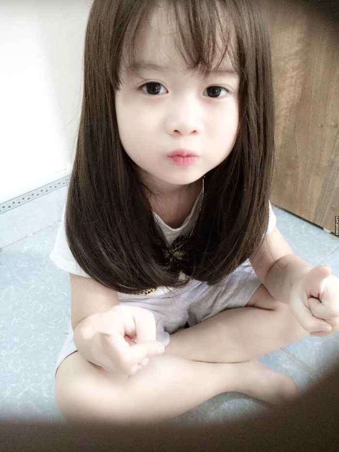Cậu bé đội tóc giả còn xinh hơn cả con gái