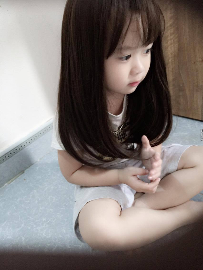 Cậu bé đội tóc giả còn xinh hơn cả con gái