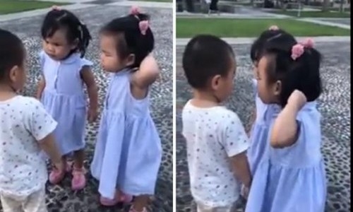 Cậu bé “hoang mang” bỏ chạy trước sự đoàn kết của chị em sinh đôi