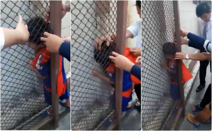 Cậu bé siêu nhân mắc kẹt trong hàng rào