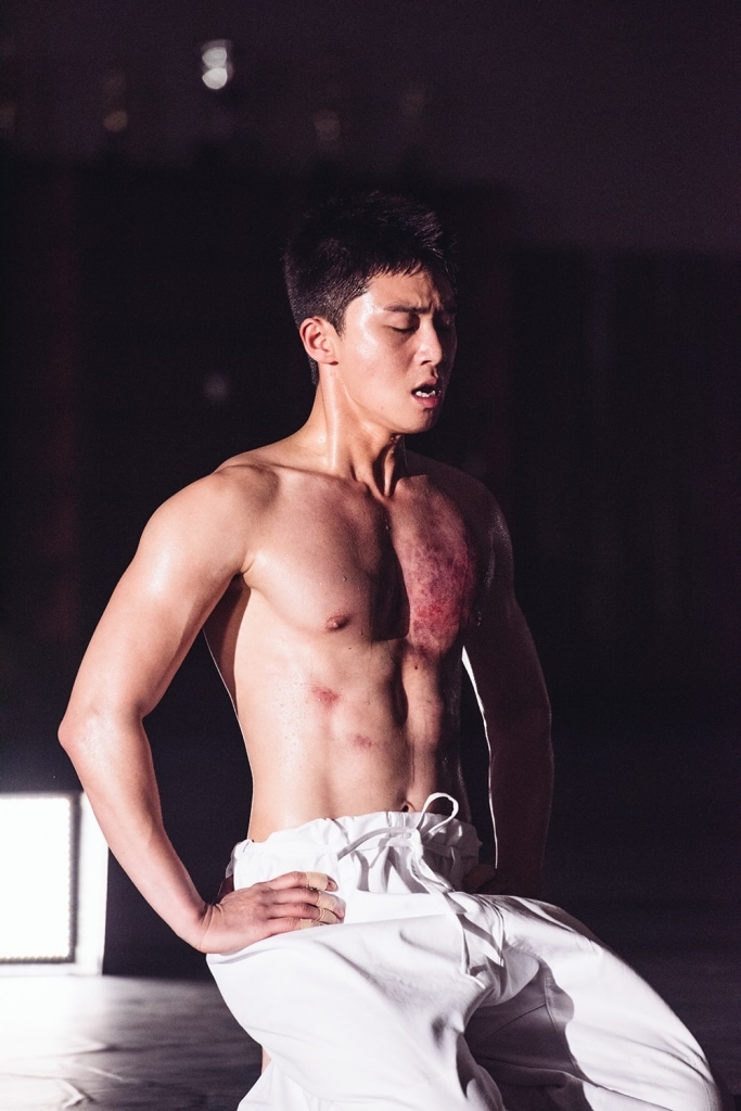 Chị em lại “đào mộ” loạt ảnh body ngày trước của “phó chủ tịch Lee”