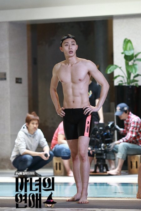 Chị em lại “đào mộ” loạt ảnh body ngày trước của “phó chủ tịch Lee”