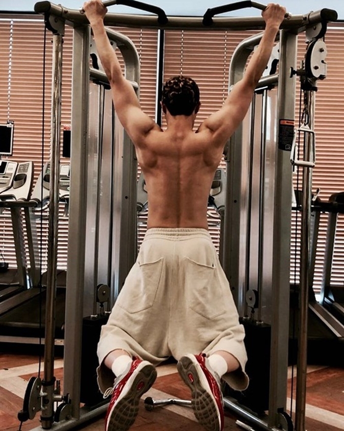 Chị em lại “đào mộ” loạt ảnh body ngày trước của “phó chủ tịch Lee”
