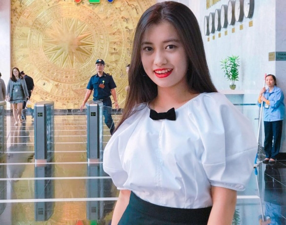 “Chị Ong Vàng” Phạm Thúy Quỳnh trưởng thành không nhận ra ở tuổi 21