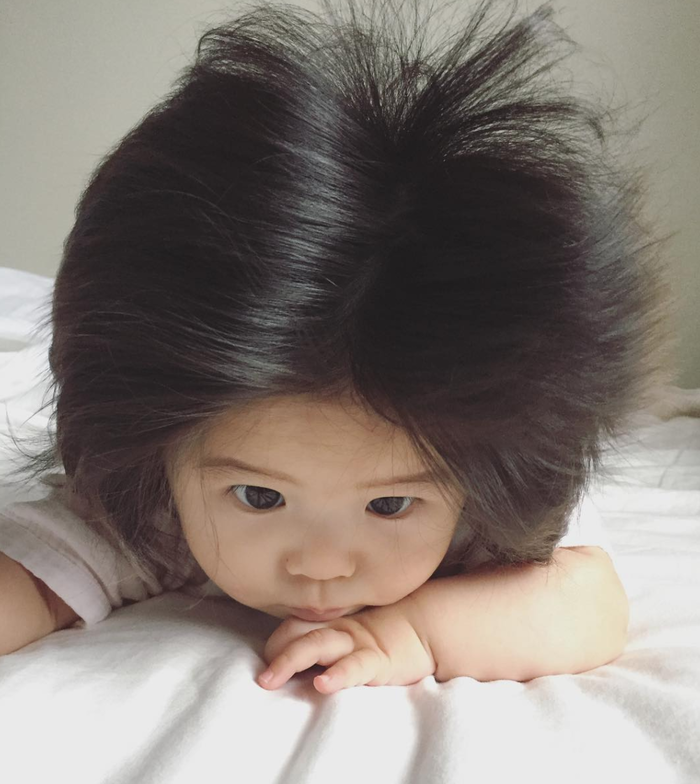 Cô bé có mái tóc bờm sư tử vô cùng đáng yêu