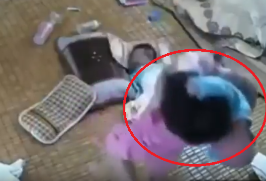 Co do em nin khoc, be gai 2 tuoi khong ngo lai gay ra co su nay