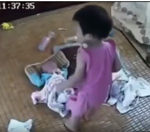 Co do em nin khoc, be gai 2 tuoi khong ngo lai gay ra co su nay