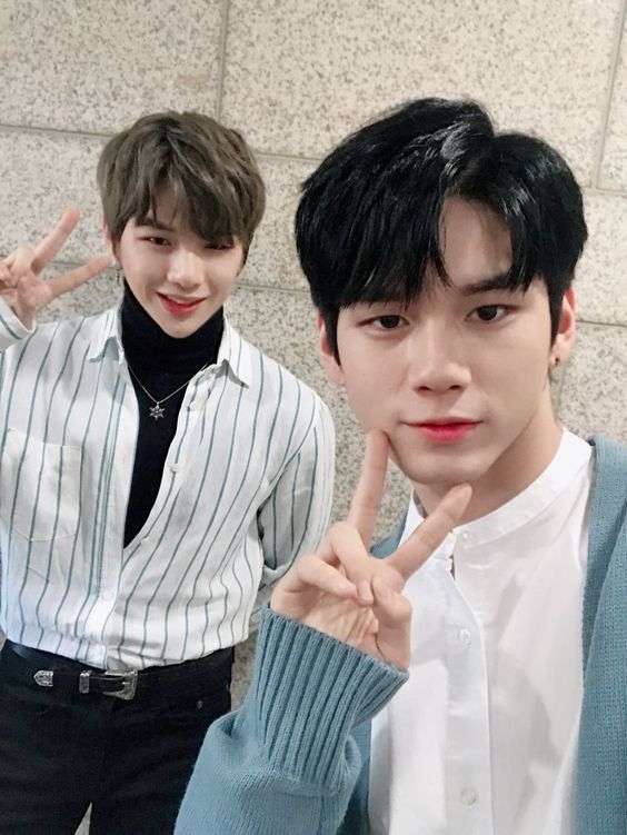 Couple Kpop cứ đứng chung một khung hình là lại khiến fan bấn loạn