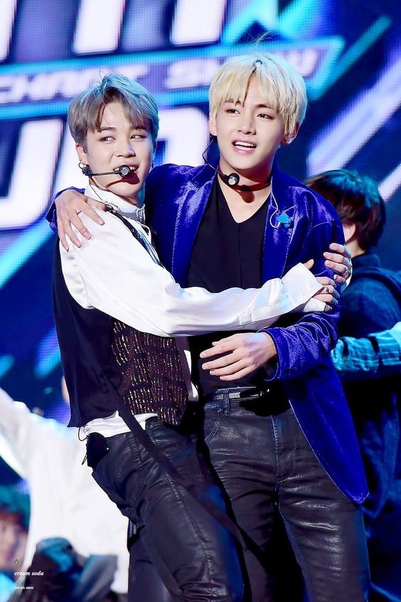 Couple Kpop cứ đứng chung một khung hình là lại khiến fan bấn loạn