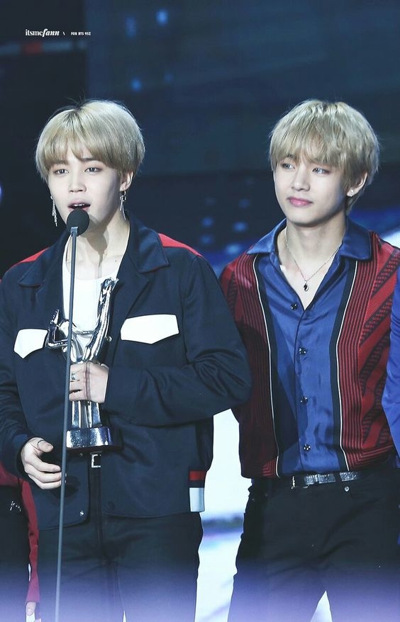 Couple Kpop cứ đứng chung một khung hình là lại khiến fan bấn loạn