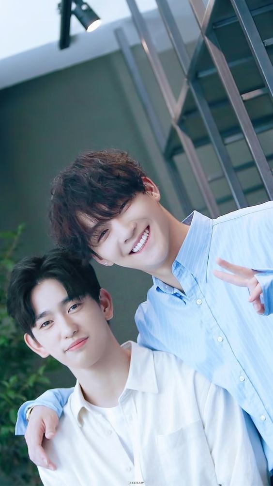 Couple Kpop cứ đứng chung một khung hình là lại khiến fan bấn loạn