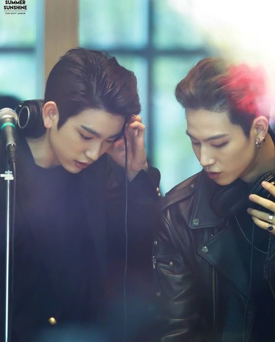 Couple Kpop cứ đứng chung một khung hình là lại khiến fan bấn loạn