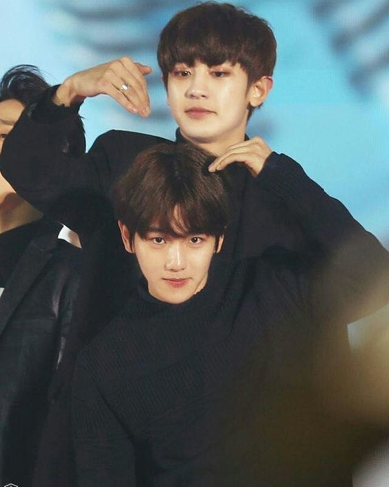 Couple Kpop cứ đứng chung một khung hình là lại khiến fan bấn loạn