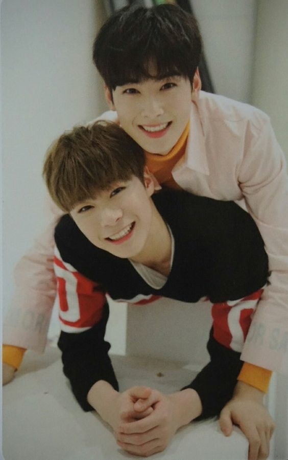 Couple Kpop cứ đứng chung một khung hình là lại khiến fan bấn loạn