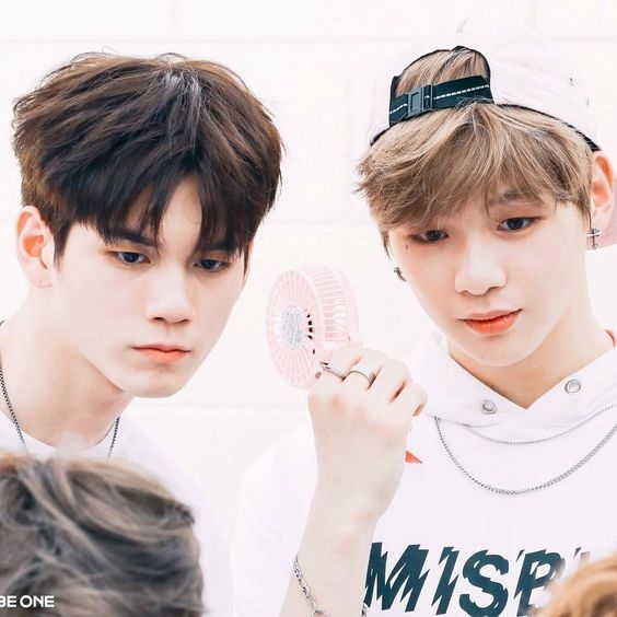 Couple Kpop cứ đứng chung một khung hình là lại khiến fan bấn loạn