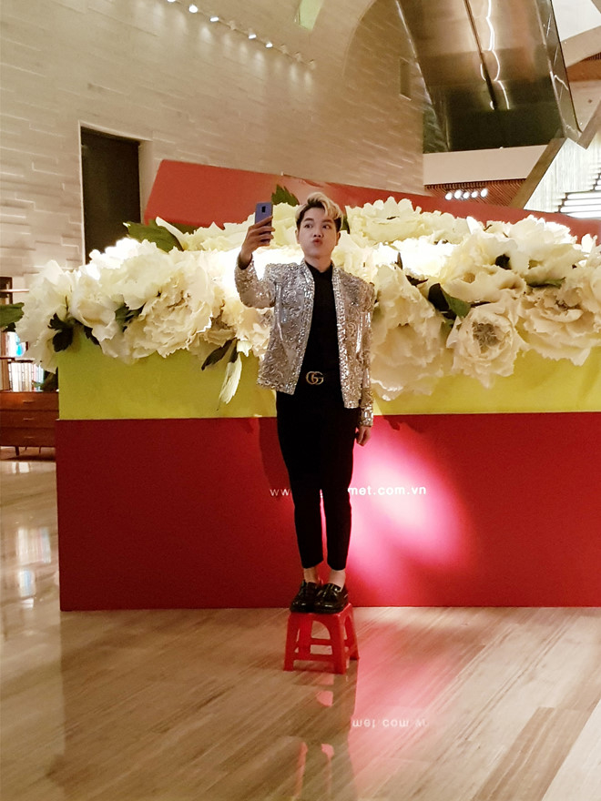 Đằng sau những tấm ảnh hút like của sao Việt là hậu trường lầy lội