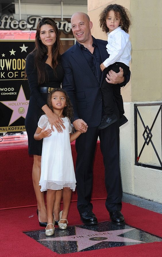 Khoảnh khắc tan chảy những ông bố Hollywood ôm con nhỏ trong vòng tay