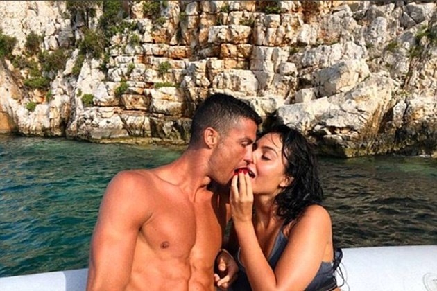 Sang tuổi 33, Ronaldo vẫn khiến chị em chết mê với cơ bắp căng đét
