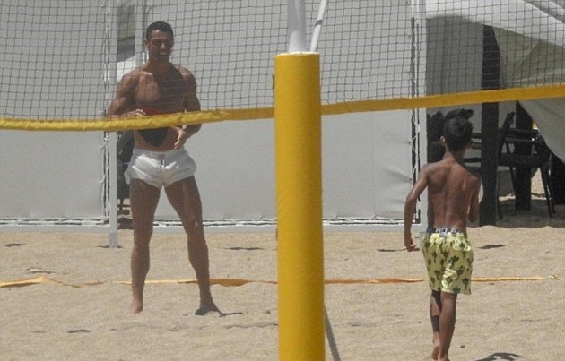Sang tuổi 33, Ronaldo vẫn khiến chị em chết mê với cơ bắp căng đét