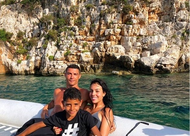 Sang tuổi 33, Ronaldo vẫn khiến chị em chết mê với cơ bắp căng đét