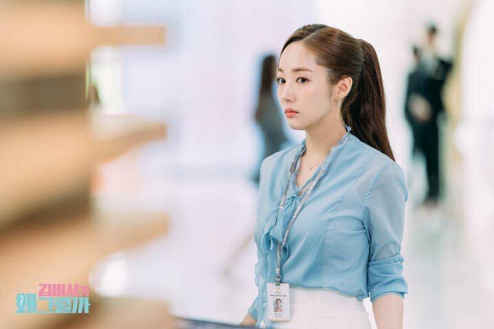 “Thư kí Kim” - Park Min Young trong phi mặc đồ đụng hàng toàn sao lớn