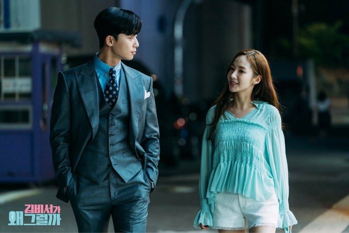 “Thư kí Kim” - Park Min Young trong phi mặc đồ đụng hàng toàn sao lớn
