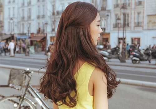 Dù có thay đổi bao nhiêu kiểu, thì con gái cũng thích mê tóc xoăn dài