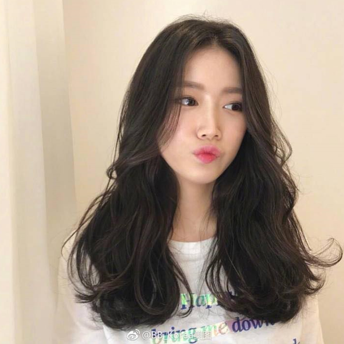 Dù có thay đổi bao nhiêu kiểu, thì con gái cũng thích mê tóc xoăn dài