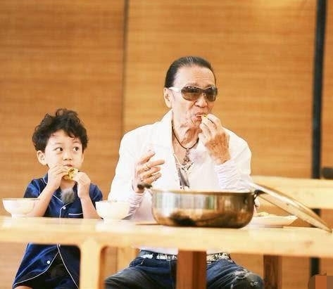 Đường ai nấy đi, Tạ Đình Phong vẫn dành hàng nghìn tỷ cho con trai