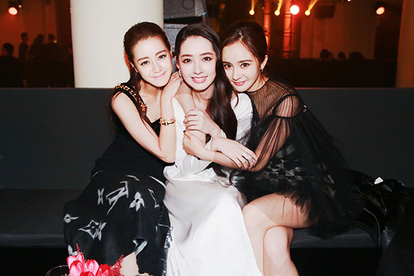 Dương Mịch - Địch Lệ Nhiệt Ba lại trêu chọc nhau khiến fan cười bò