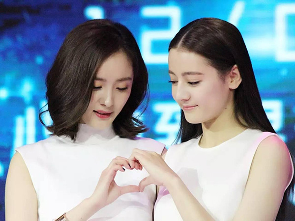 Dương Mịch - Địch Lệ Nhiệt Ba lại trêu chọc nhau khiến fan cười bò