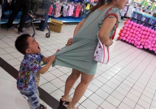 Em bé cứ mãi đu chân mẹ: “Dù đi đâu cũng phải có nhau mẹ nhé!”