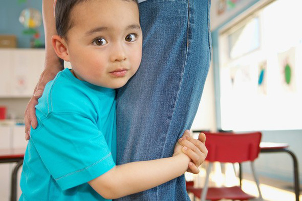 Em bé cứ mãi đu chân mẹ: “Dù đi đâu cũng phải có nhau mẹ nhé!”