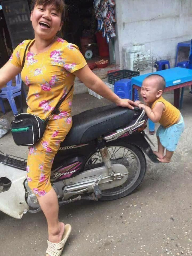 Em bé cứ mãi đu chân mẹ: “Dù đi đâu cũng phải có nhau mẹ nhé!”