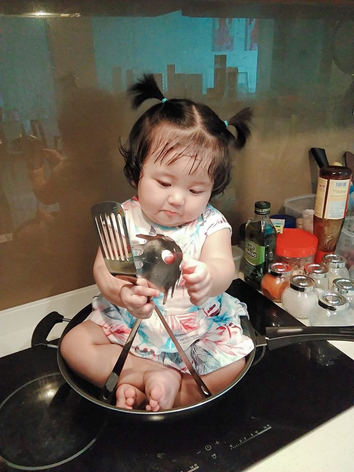 Em bé cứ mãi đu chân mẹ: “Dù đi đâu cũng phải có nhau mẹ nhé!”