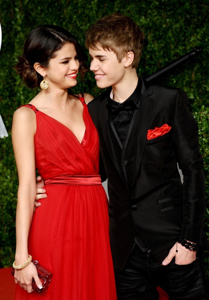 Fan của Selena Gomez gửi tin chúc mừng khi Justin Bieber đính hôn