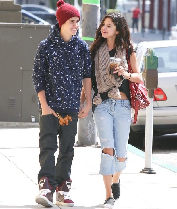Fan của Selena Gomez gửi tin chúc mừng khi Justin Bieber đính hôn