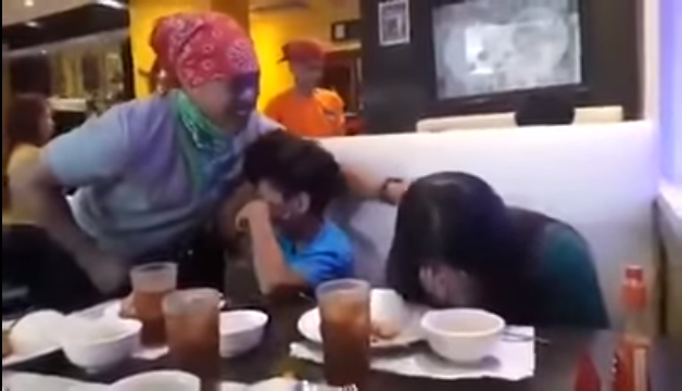 Giây phút đoàn tụ với con thật xúc động của ông bố đi làm ăn xa