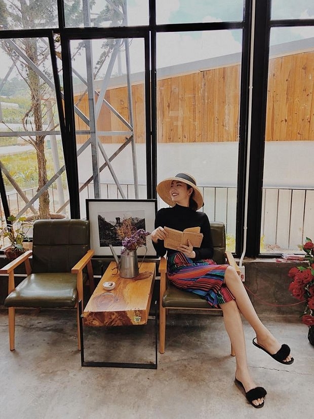 Gu thời trang tắt kè hoa của nàng dâu đang bị ghét nhất màn ảnh Việt