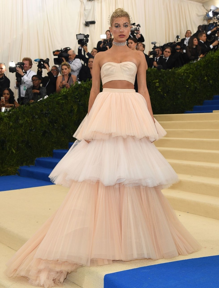 Hailey Baldwin phong cách thế này bảo sao Justin Bieber không đổ!