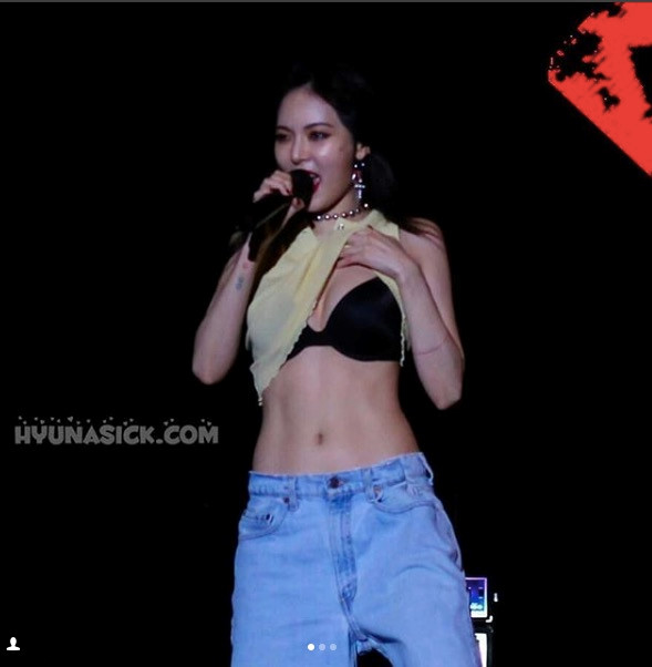Hết đẩy ngực lại đến lột áo khoe nội y, Hyuna là ca sĩ sẵn sàng hở bạo