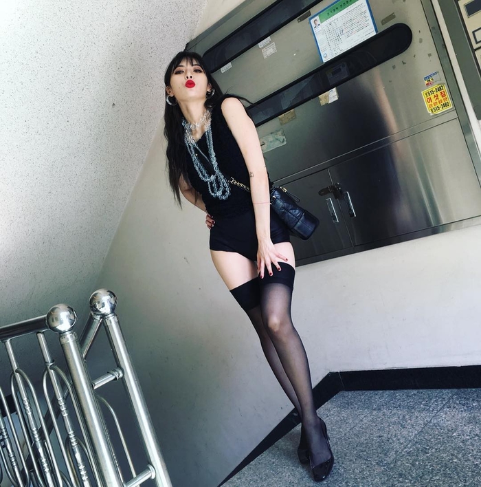 Hết đẩy ngực lại đến lột áo khoe nội y, Hyuna là ca sĩ sẵn sàng hở bạo