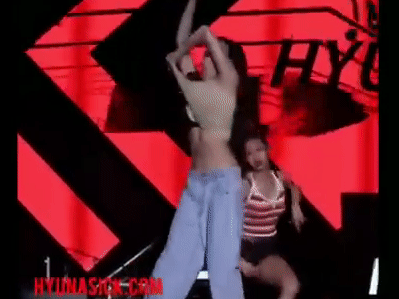Hết đẩy ngực lại đến lột áo khoe nội y, Hyuna là ca sĩ sẵn sàng hở bạo