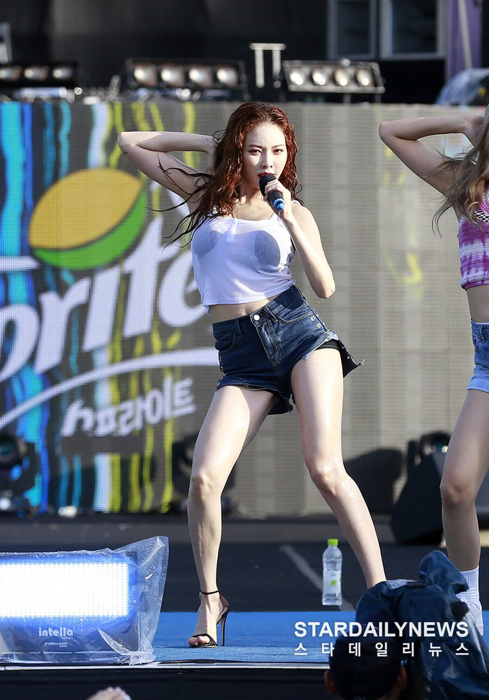 Hết đẩy ngực lại đến lột áo khoe nội y, Hyuna là ca sĩ sẵn sàng hở bạo