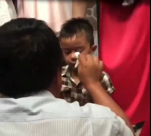 Hình ảnh xúc động của cậu bé khóc trong ngày cưới của chị