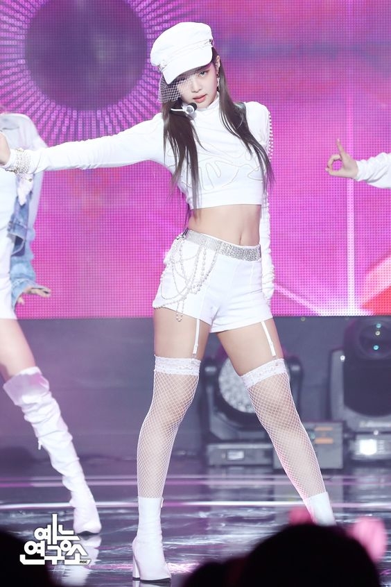 Jennie khiến fanboy 'chết ngất' khi diện trang phục kết hợp tất lưới