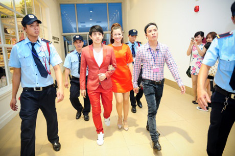 Khổ như sao Việt “chạy show”: người bị đánh, người mang cả dàn vệ sĩ