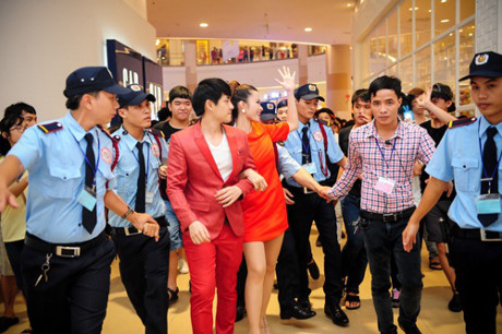 Khổ như sao Việt “chạy show”: người bị đánh, người mang cả dàn vệ sĩ